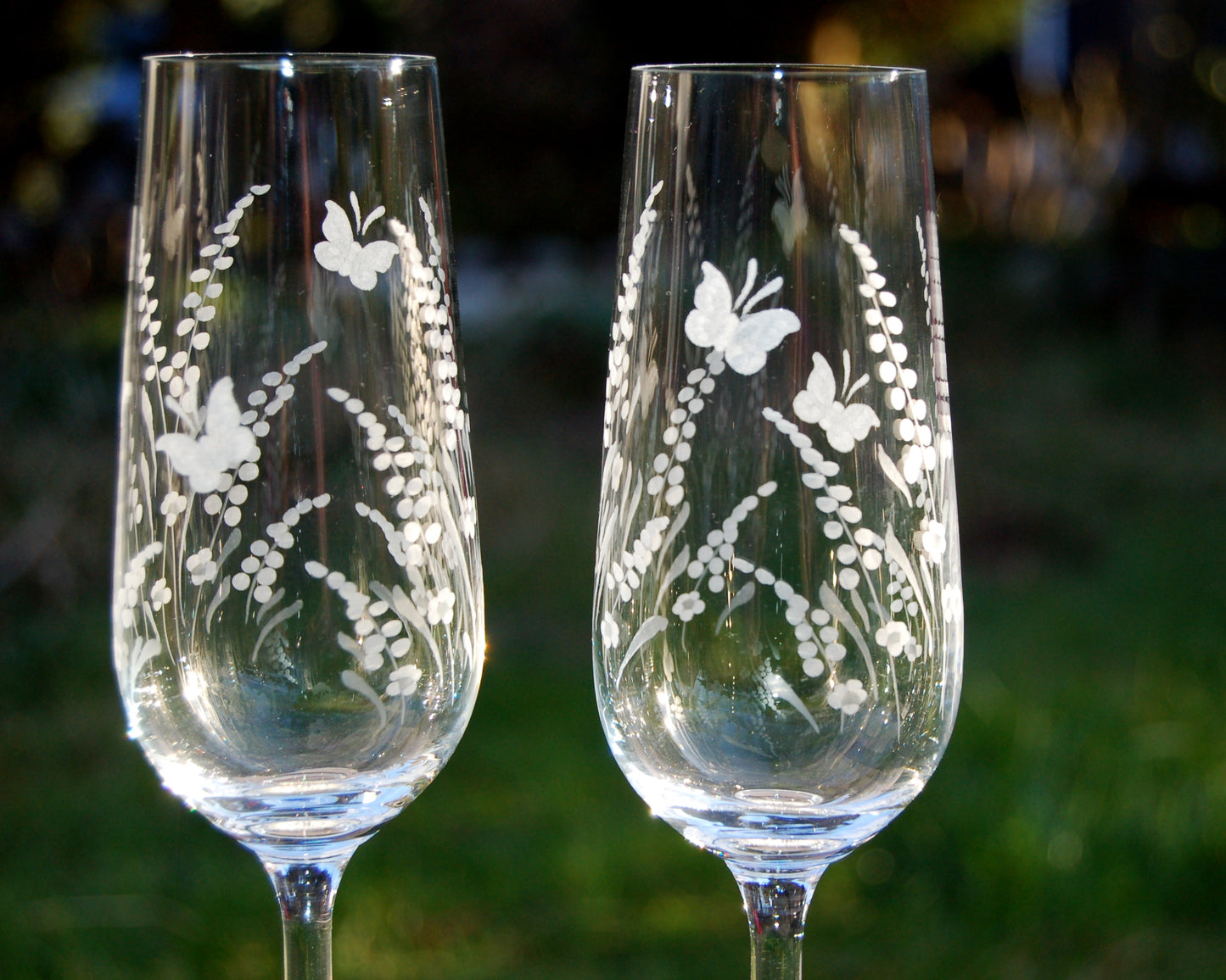 Sektgläser mit Blumen Schmetterling Motiv Handgeschliffen - Glasschleiferei Weber