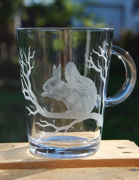 Schöne Teetasse mit Eichhörnchen Motiv Handgraviert Handmade